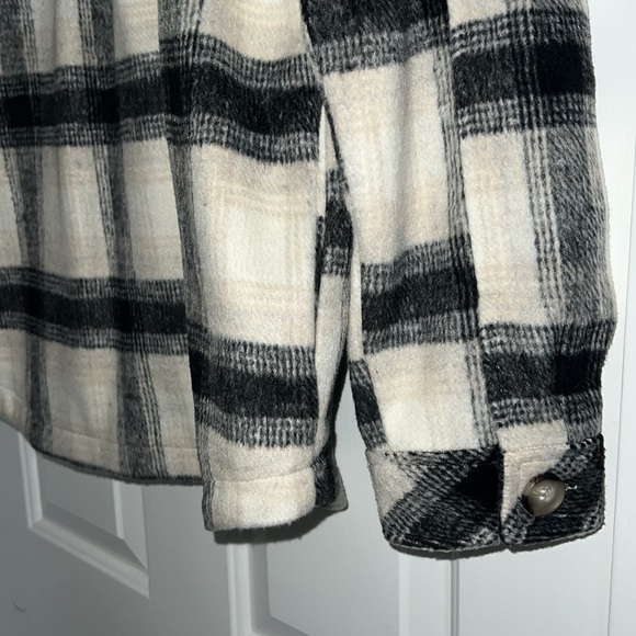 Garage Vancity Shacket Size Large - Picture 7 of 8